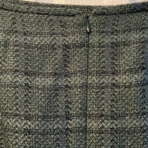 Pristine Women's 100% wool plaid Jones New York skirt, fully lined. - Picture 6 of 8
